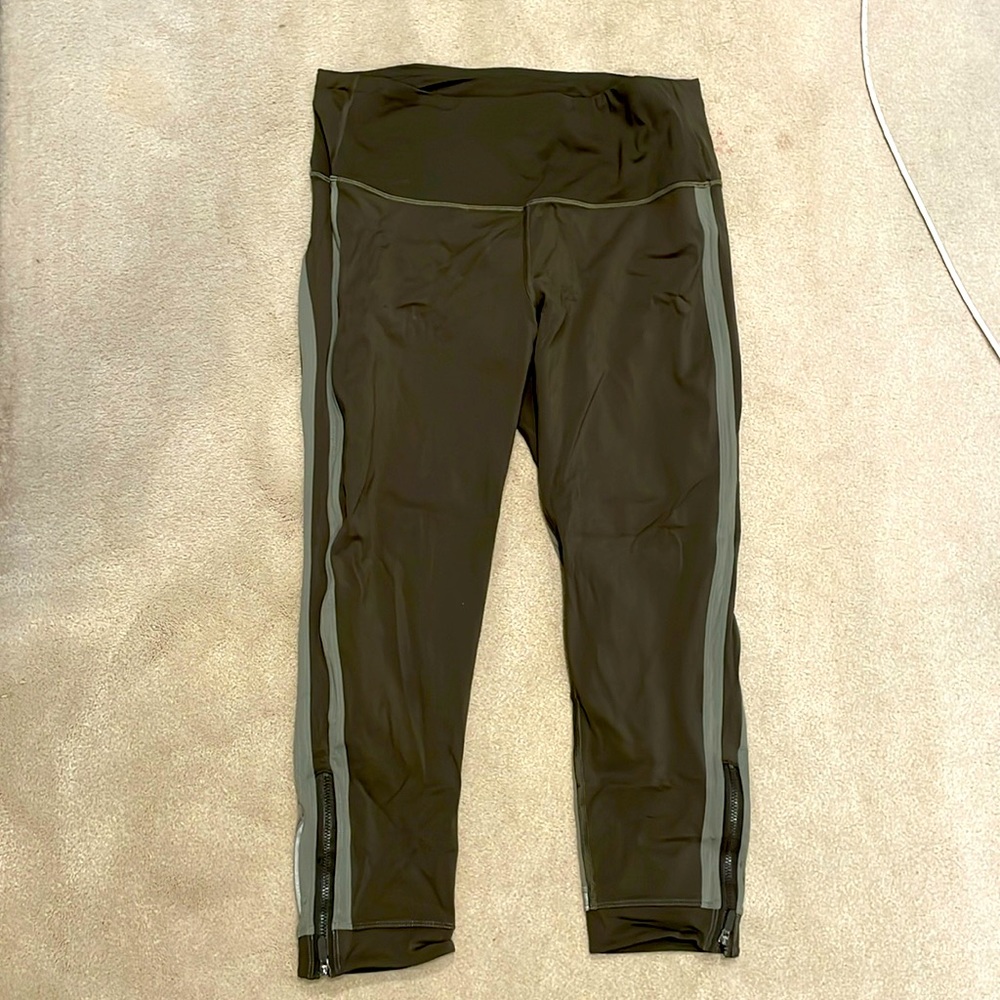 Lululemon Size 12 Crop Legging with Mesh and Zipper